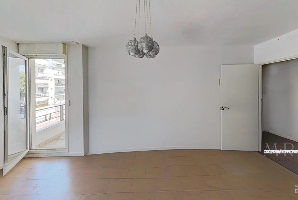 salon, salle à manger Appartement familial à rénover en hyper-centre de Noisy-le-Grand avec parking privatif 
