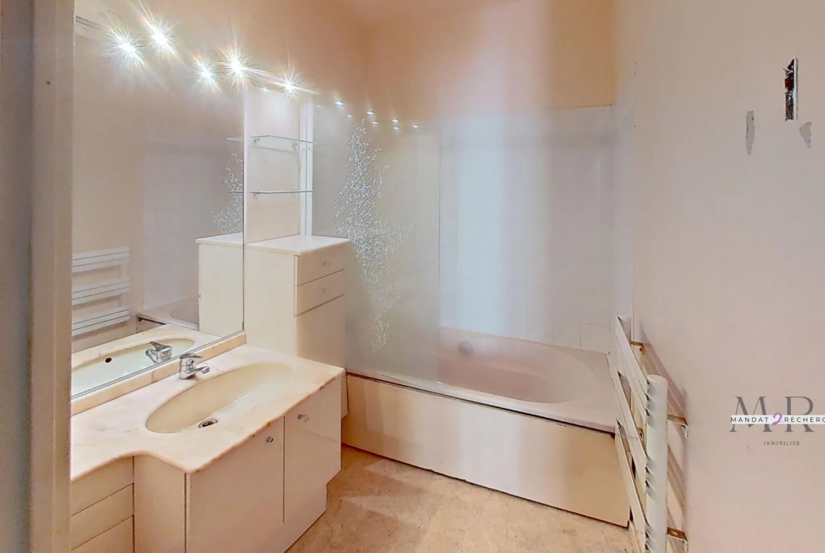 salle de bain Appartement familial à rénover en hyper-centre de Noisy-le-Grand avec parking privatif 