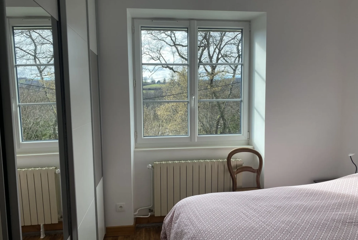 Maison de campagne à Sussac avec grand jardin et confort moderne 