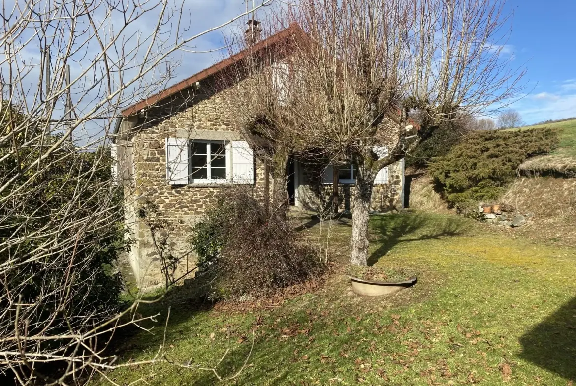 Maison de campagne à Sussac avec grand jardin et confort moderne 