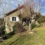 Maison de campagne à Sussac avec grand jardin et confort moderne