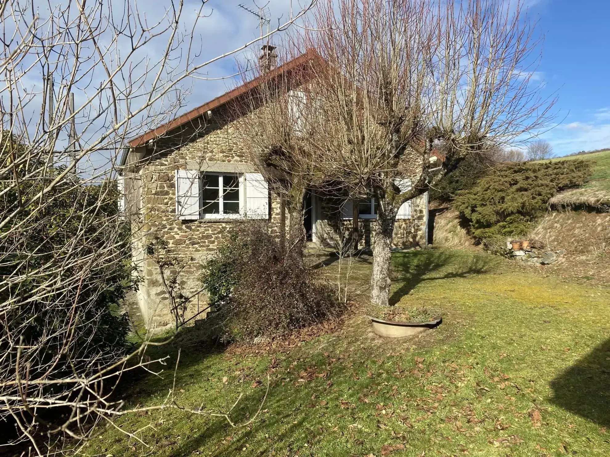 Maison de campagne à Sussac avec grand jardin et confort moderne 
