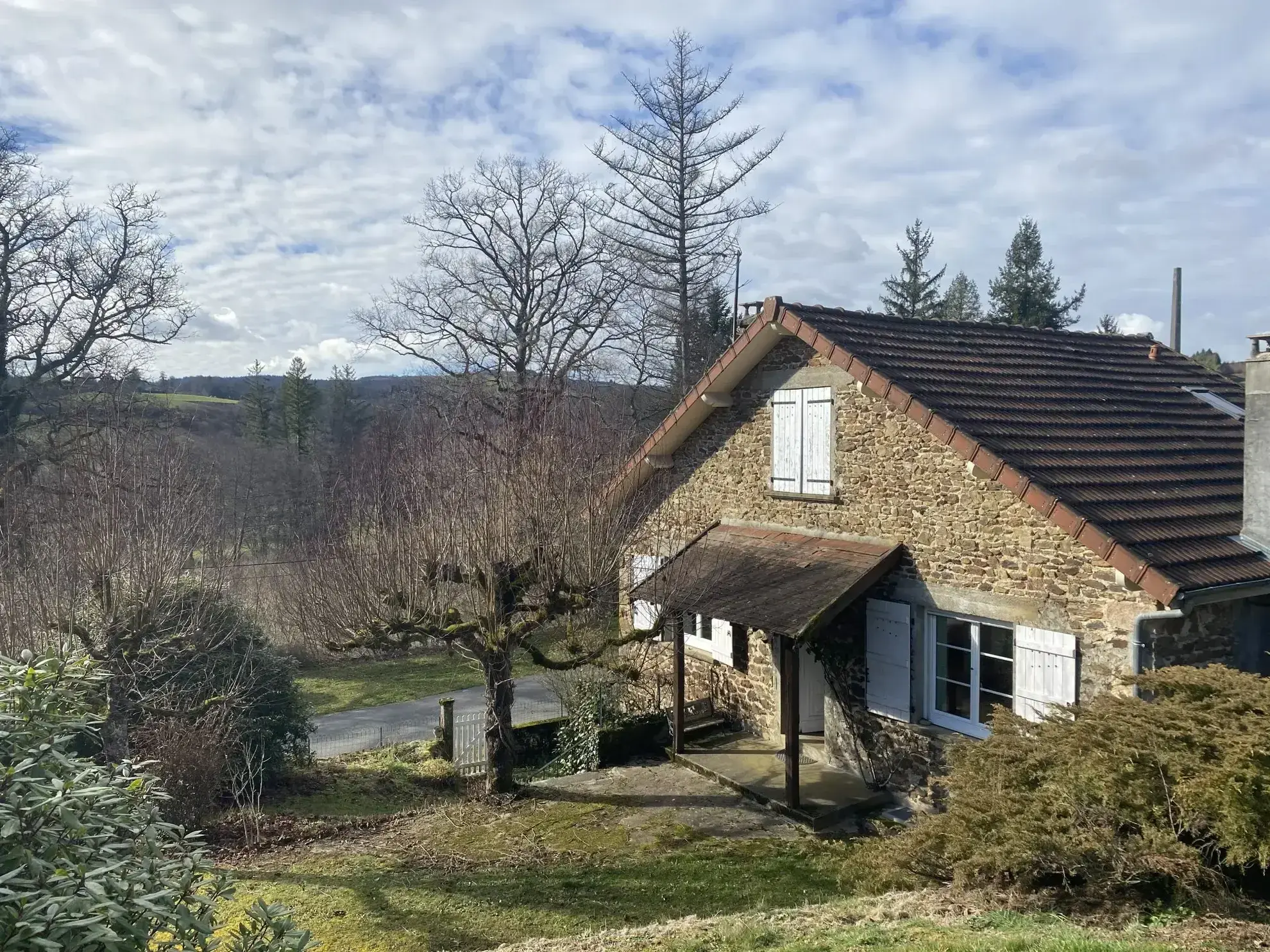 Maison de campagne à Sussac avec grand jardin et confort moderne 