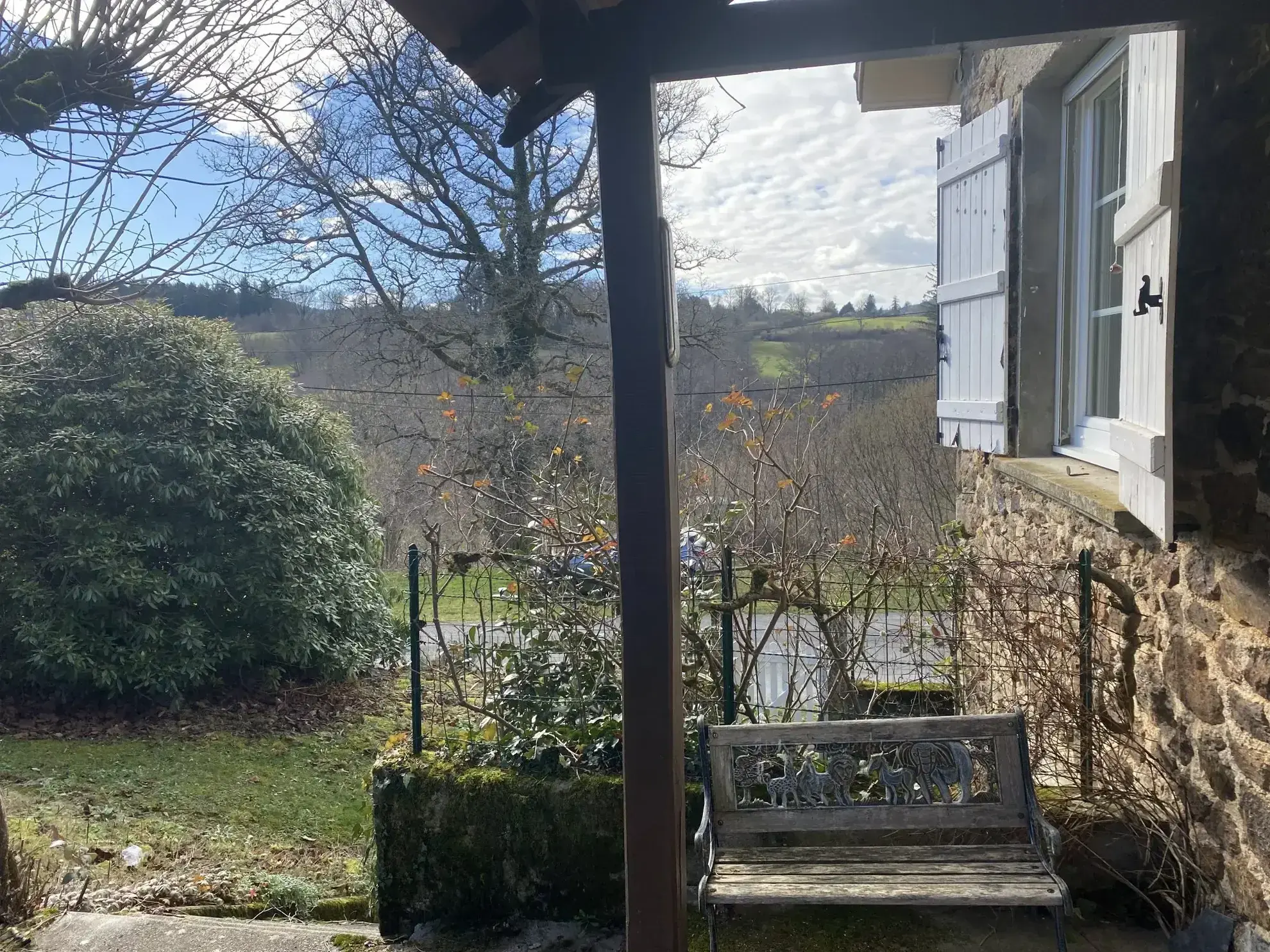 Maison de campagne à Sussac avec grand jardin et confort moderne 