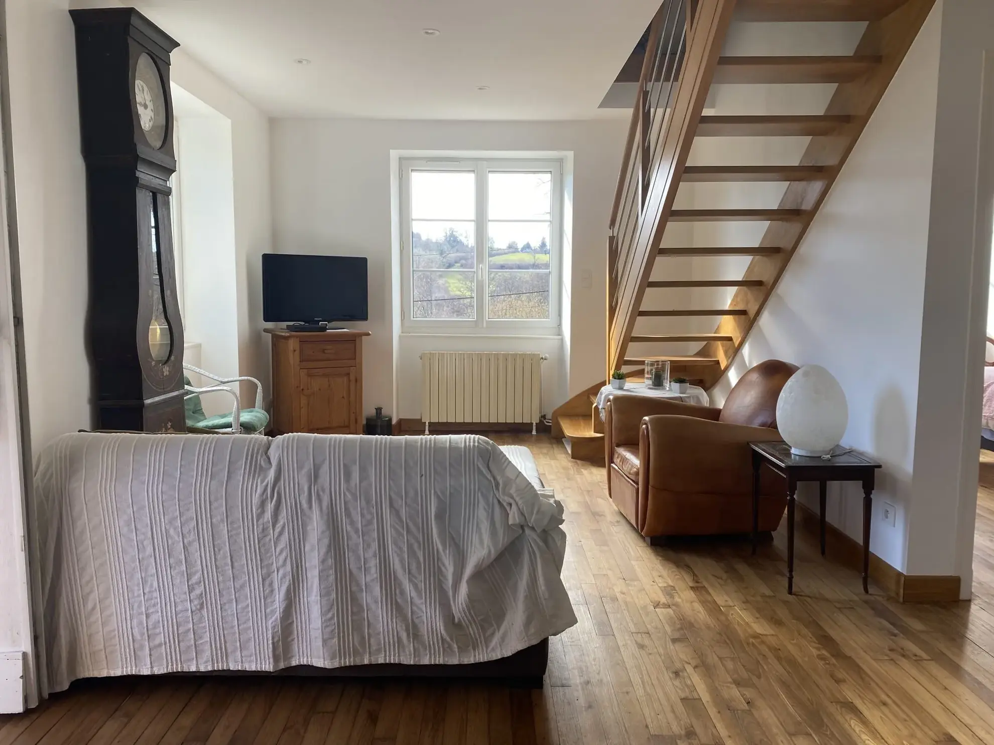 Maison de campagne à Sussac avec grand jardin et confort moderne 