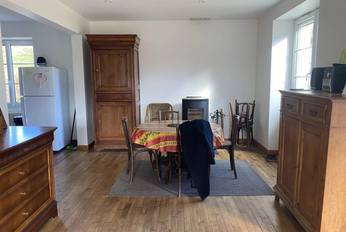 Maison de campagne à Sussac avec grand jardin et confort moderne 