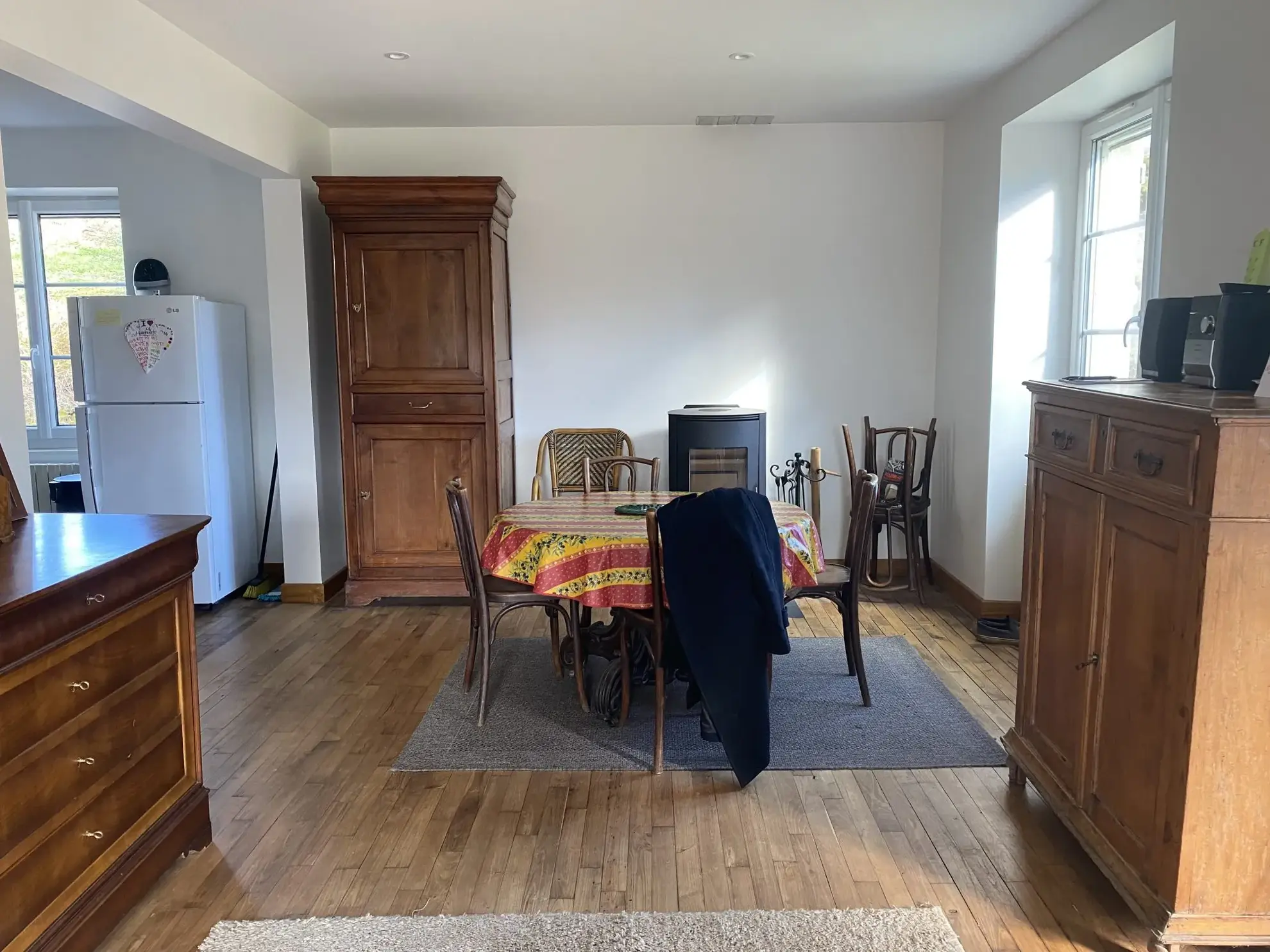 Maison de campagne à Sussac avec grand jardin et confort moderne 