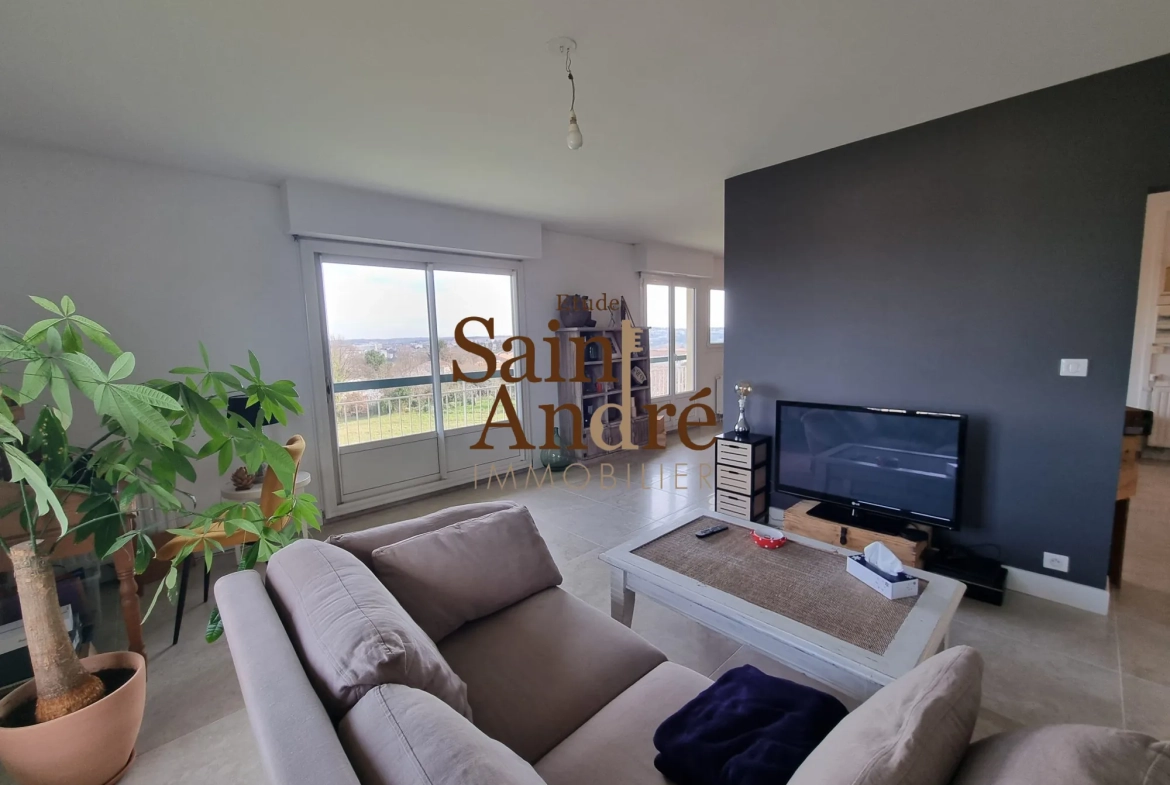 Appartement rénové situé à Angoulême avec vue, parking et cave 