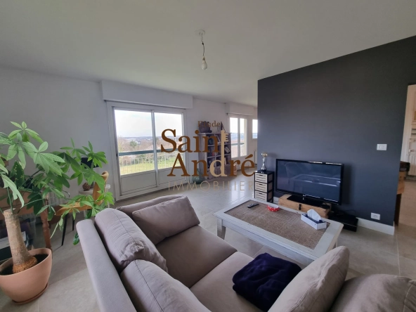 Appartement rénové situé à Angoulême avec vue, parking et cave