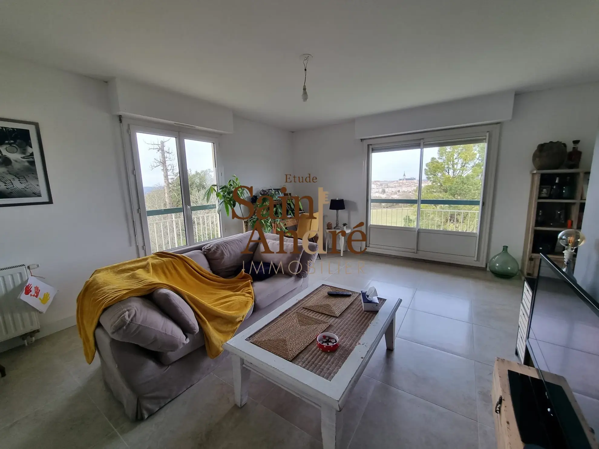 Appartement rénové situé à Angoulême avec vue, parking et cave 