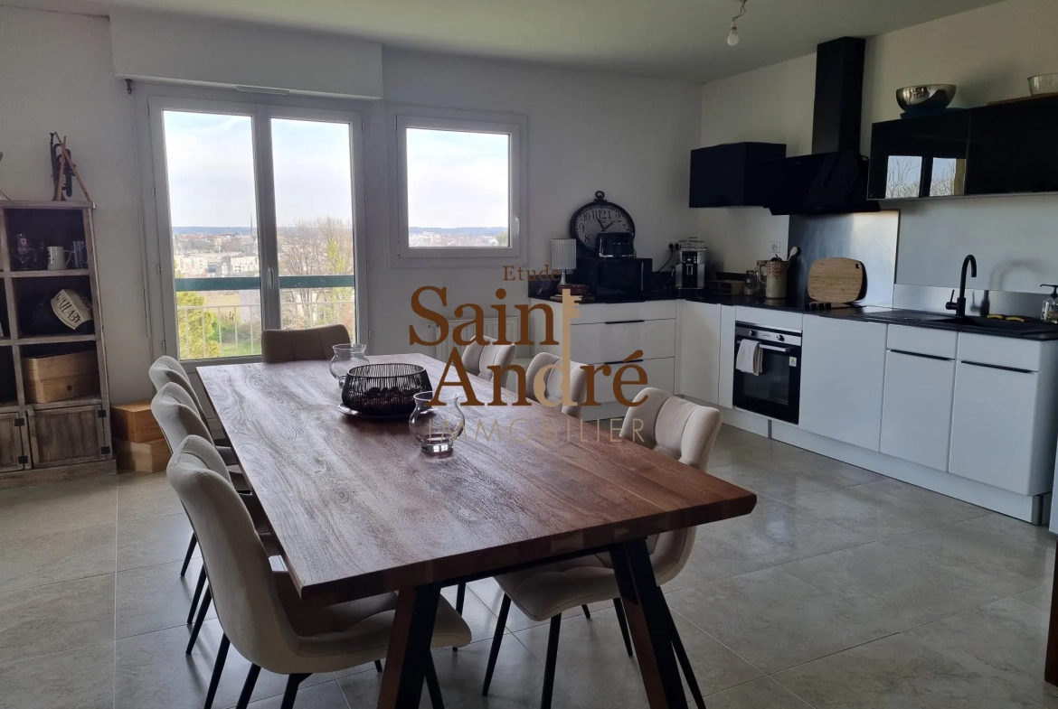 Appartement rénové situé à Angoulême avec vue, parking et cave 