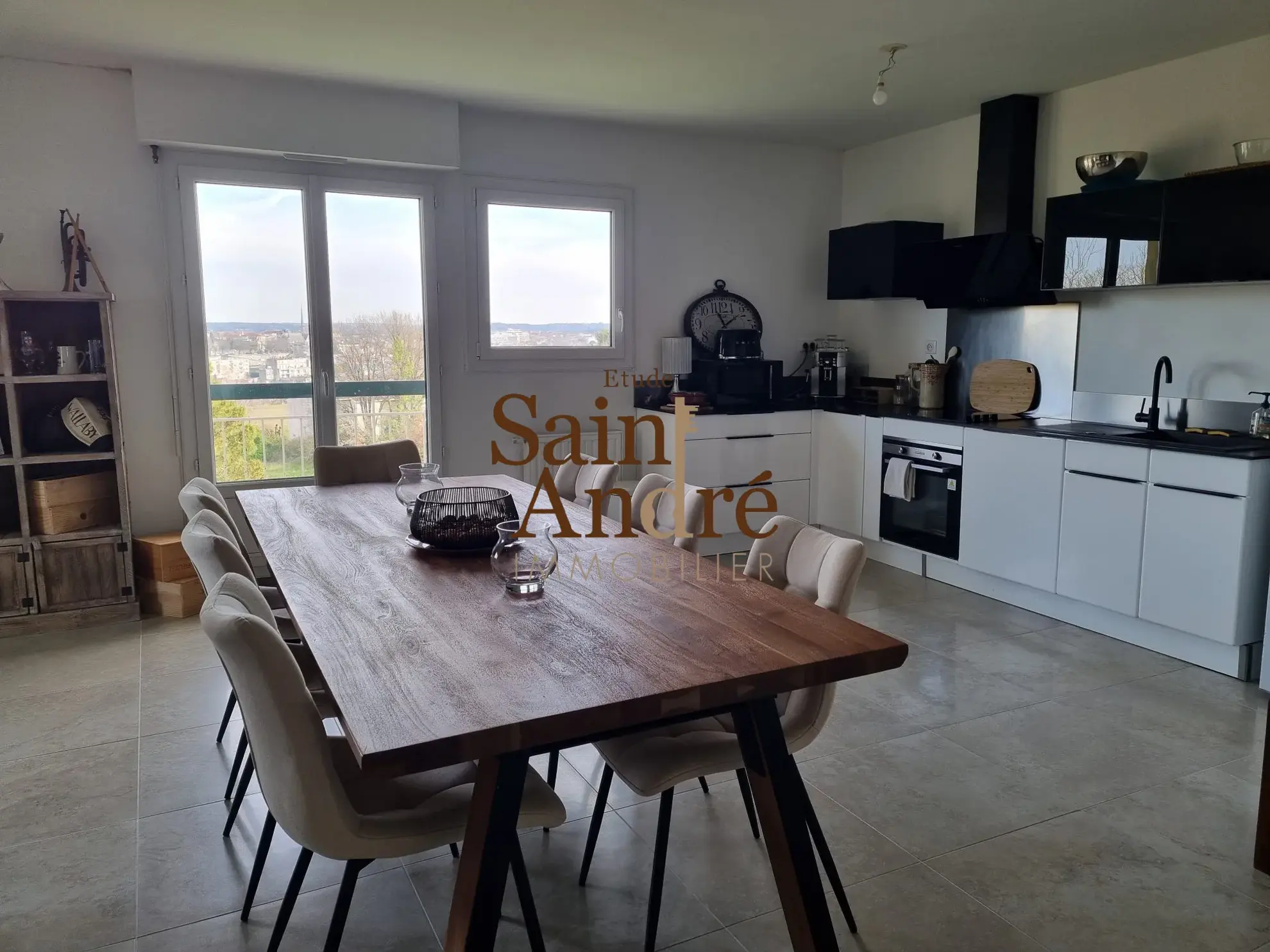 Appartement rénové situé à Angoulême avec vue, parking et cave 