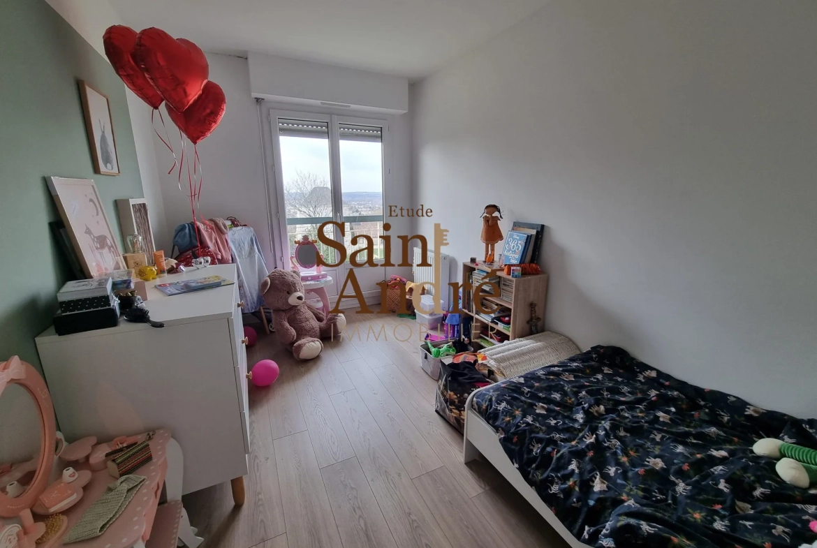 Appartement rénové situé à Angoulême avec vue, parking et cave 