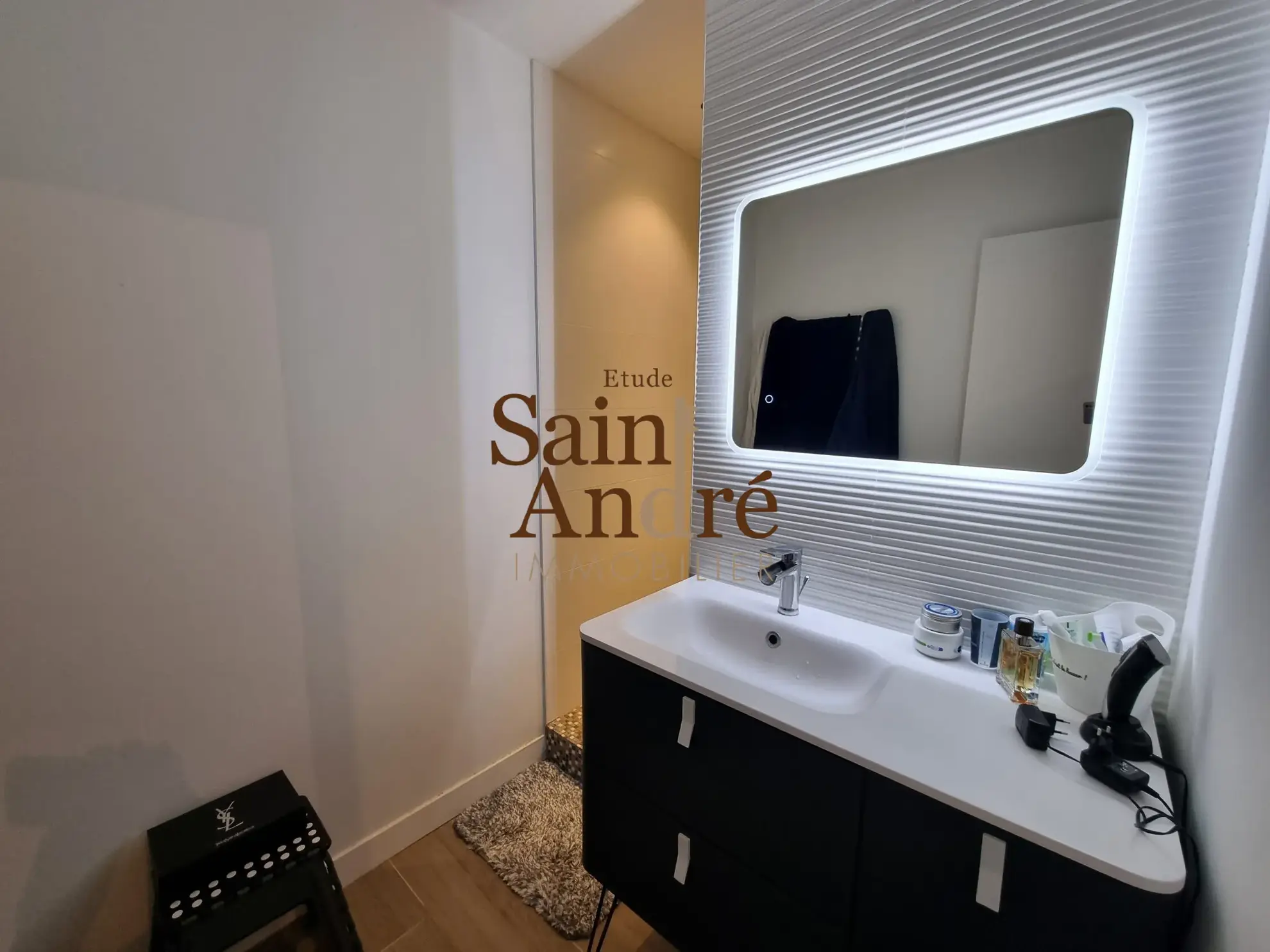 Appartement rénové situé à Angoulême avec vue, parking et cave 