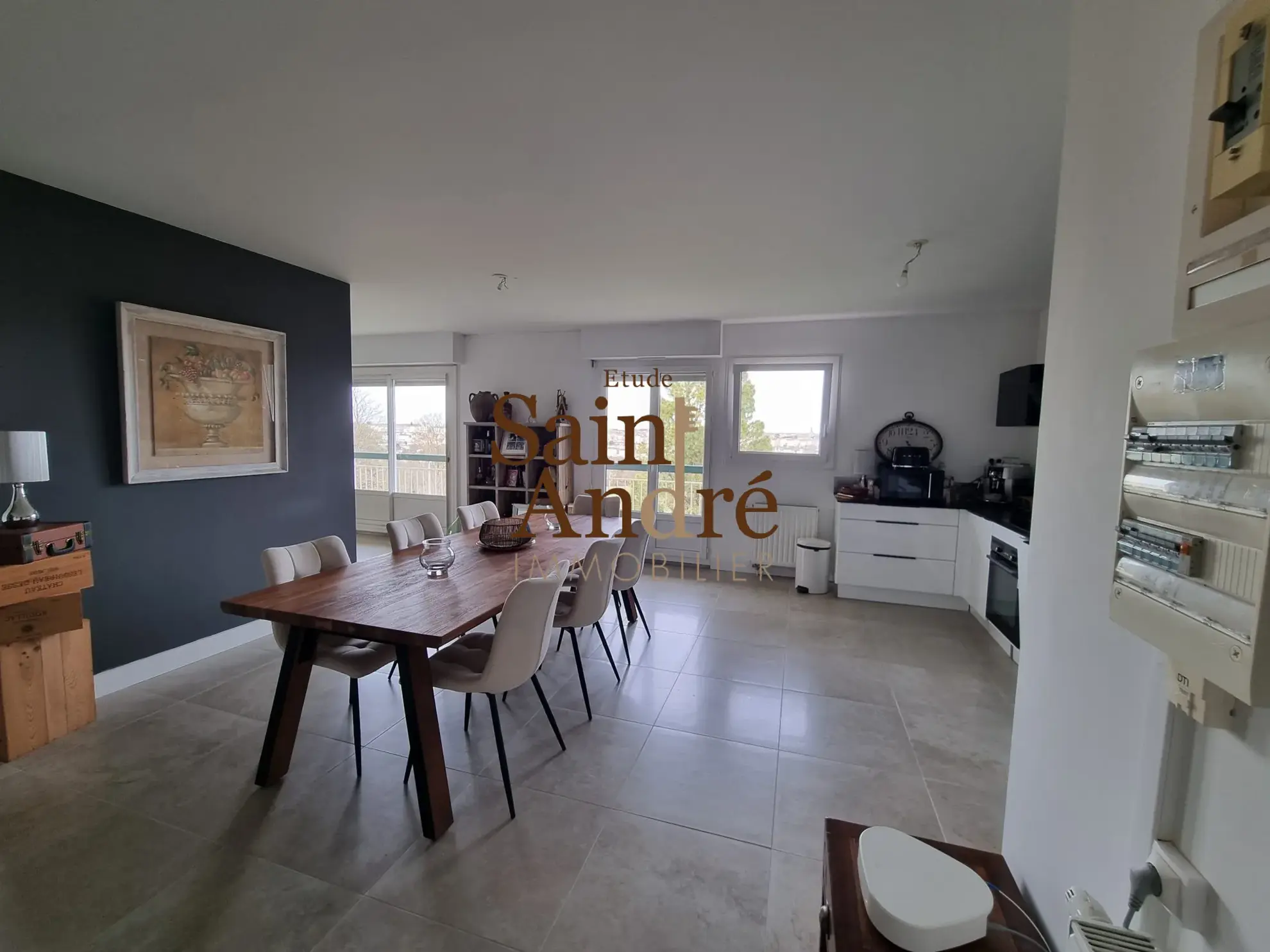 Appartement rénové situé à Angoulême avec vue, parking et cave 