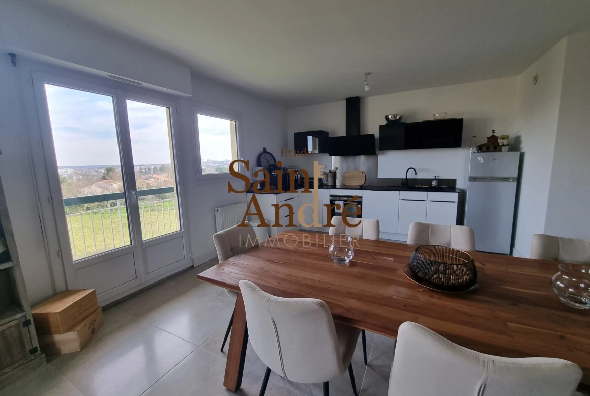 Appartement rénové situé à Angoulême avec vue, parking et cave 