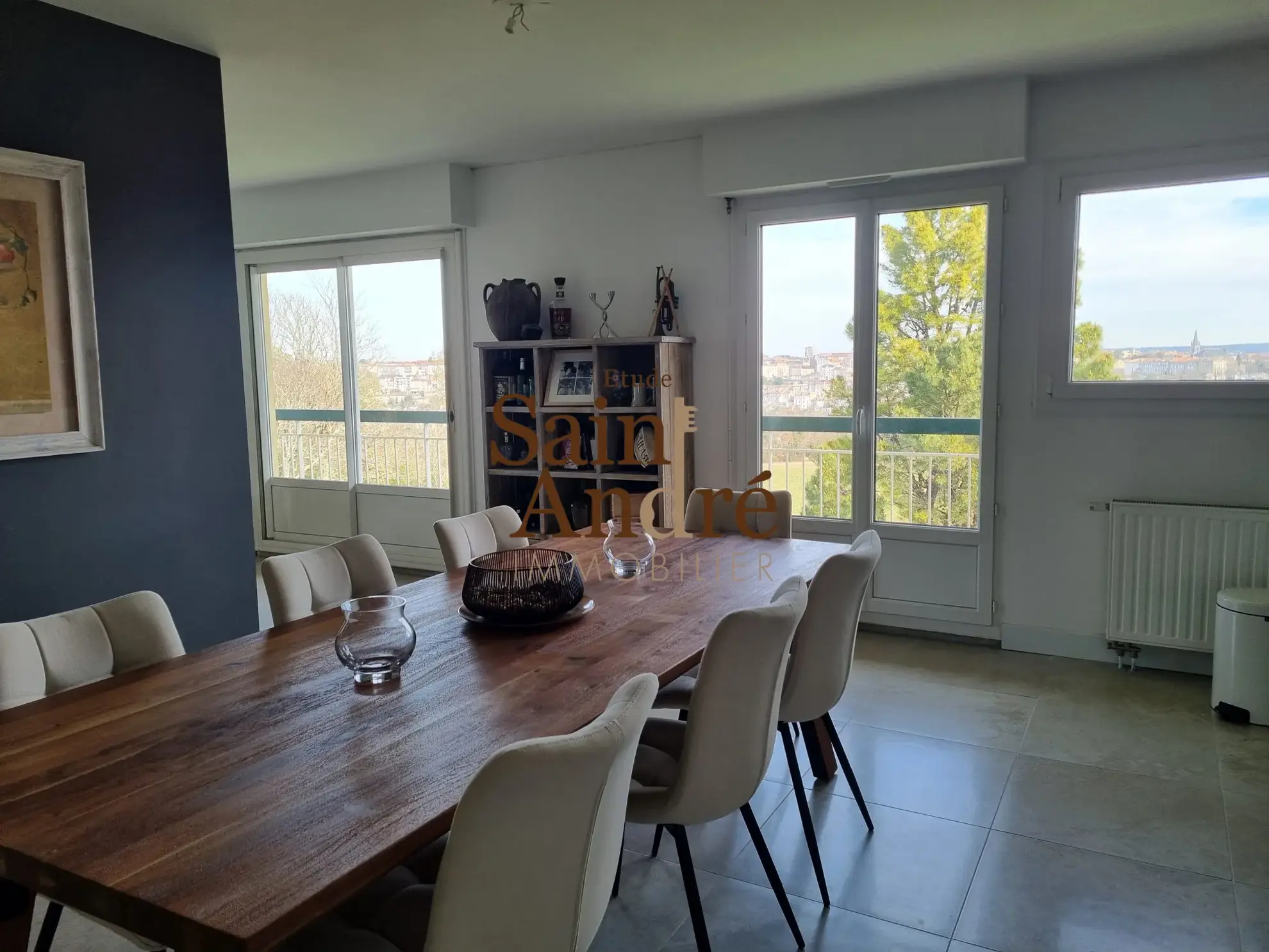 Appartement rénové situé à Angoulême avec vue, parking et cave 