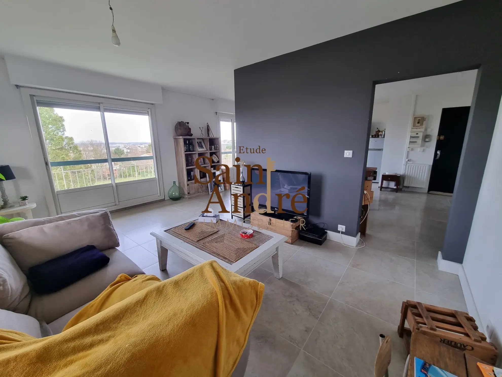 Appartement rénové situé à Angoulême avec vue, parking et cave 