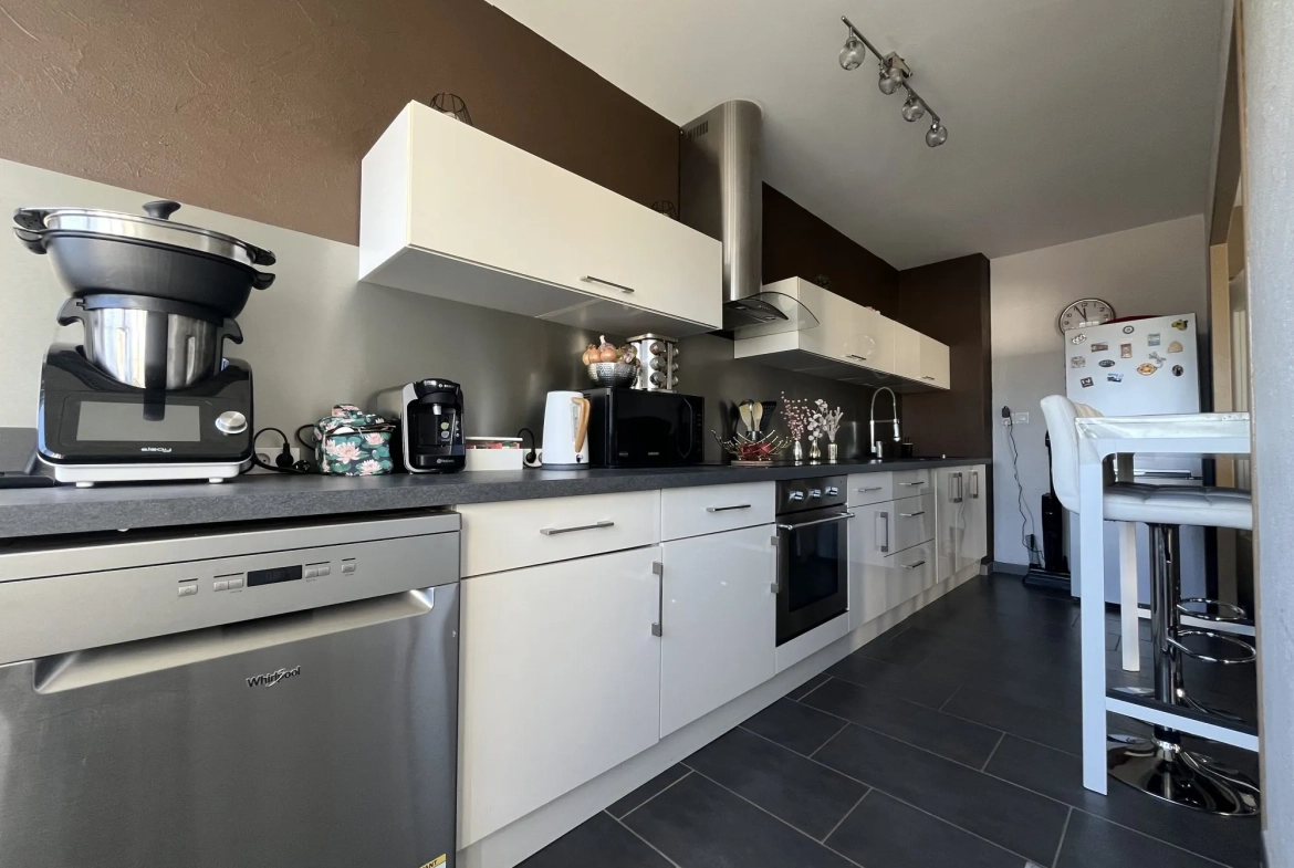 Appartement lumineux à Dijon avec terrasse, cave et résidence sécurisée 
