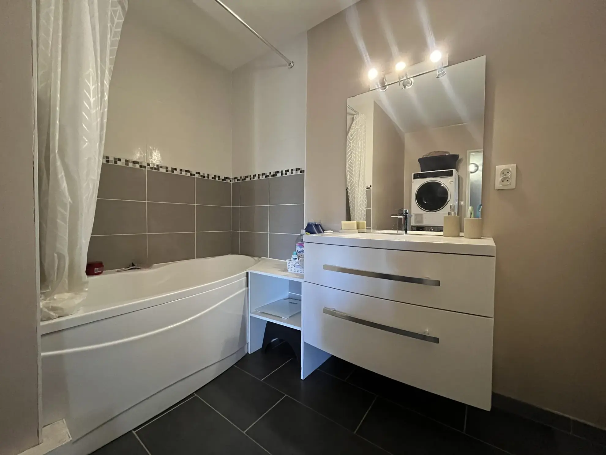 Appartement lumineux à Dijon avec terrasse, cave et résidence sécurisée 