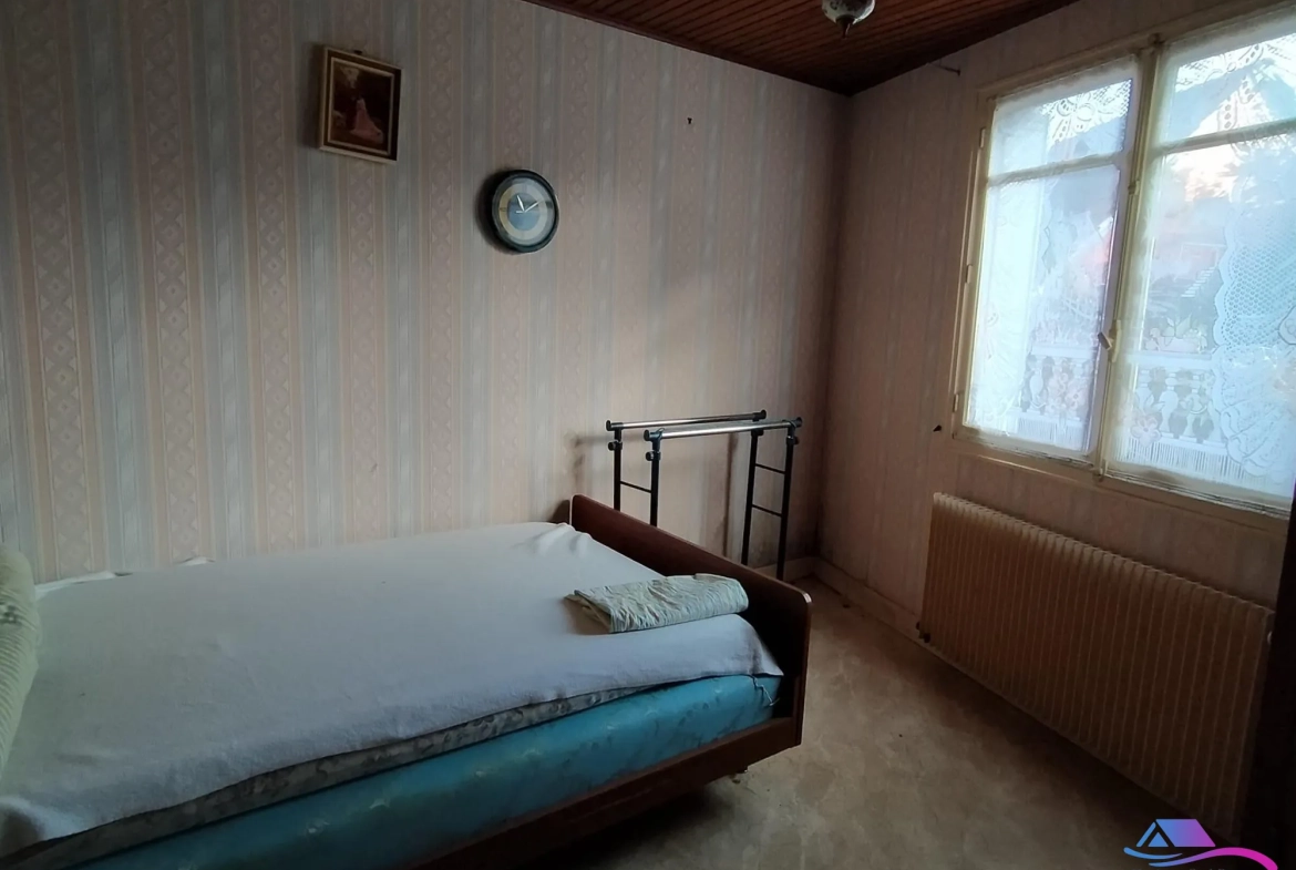 chambre Maison de campagne à rénover avec jardin, calme proche Boussac et Sainte-Sévère-sur-Indre 