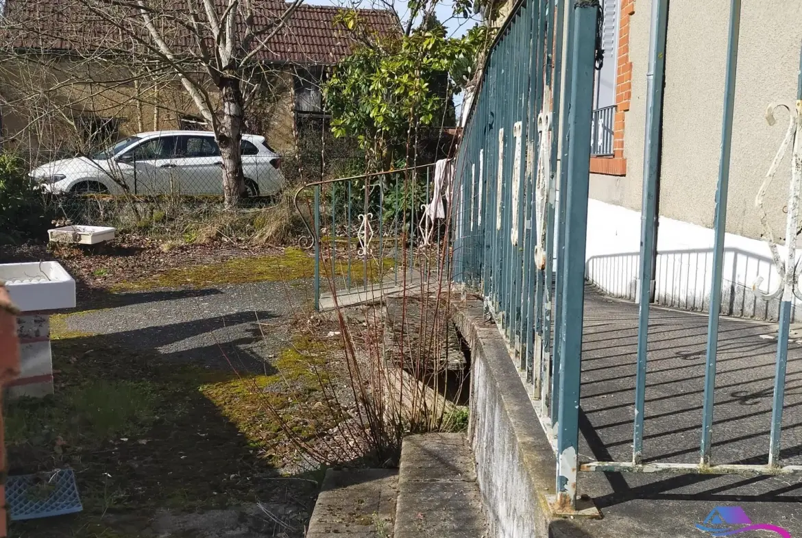 cour  Maison de campagne à rénover avec jardin, calme proche Boussac et Sainte-Sévère-sur-Indre 