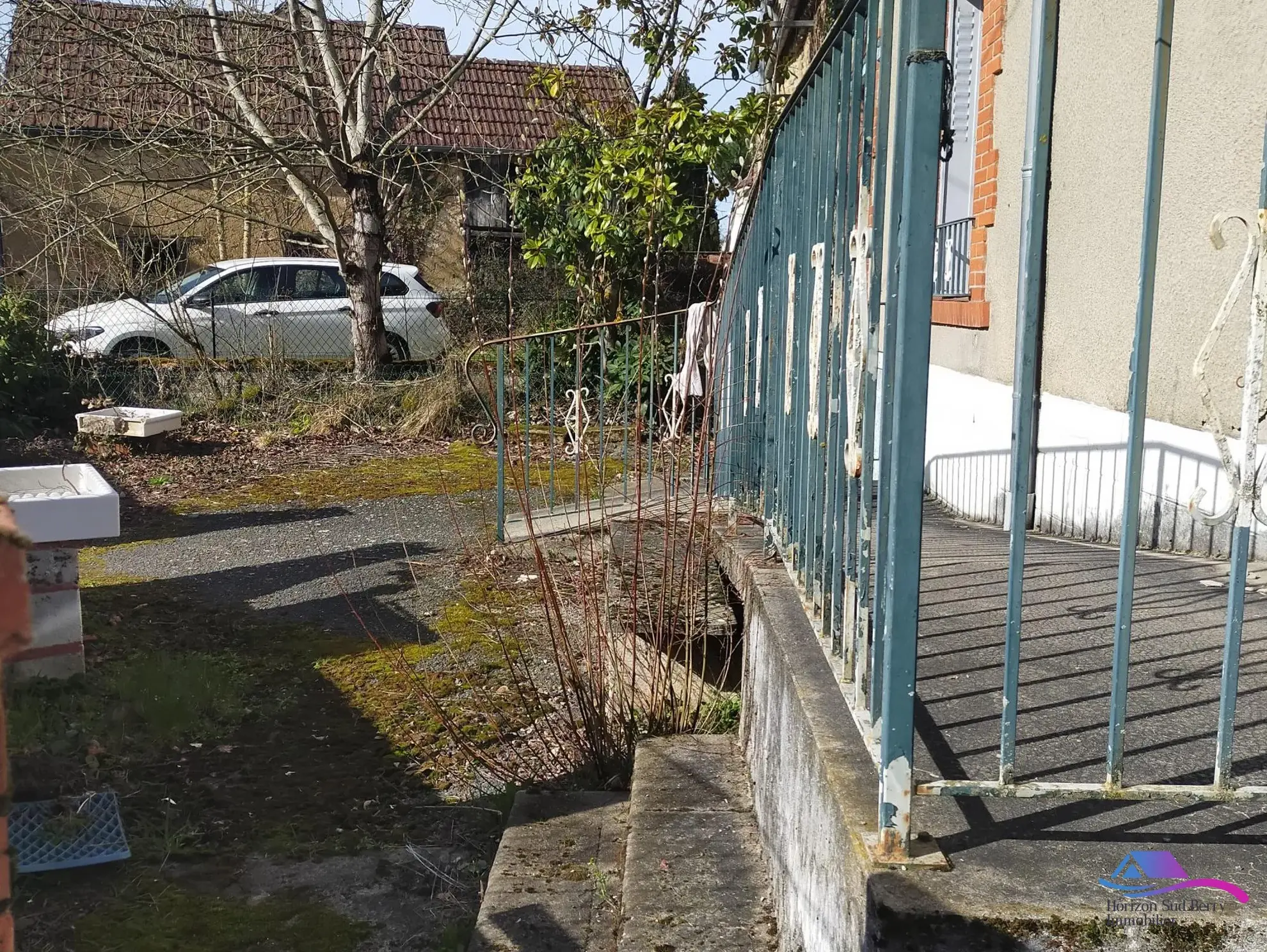 cour  Maison de campagne à rénover avec jardin, calme proche Boussac et Sainte-Sévère-sur-Indre 