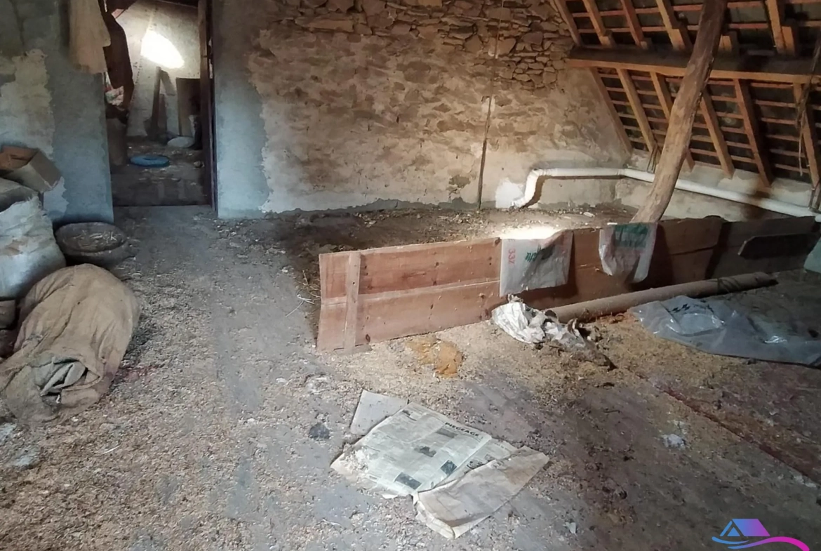 grenier Maison de campagne à rénover avec jardin, calme proche Boussac et Sainte-Sévère-sur-Indre 