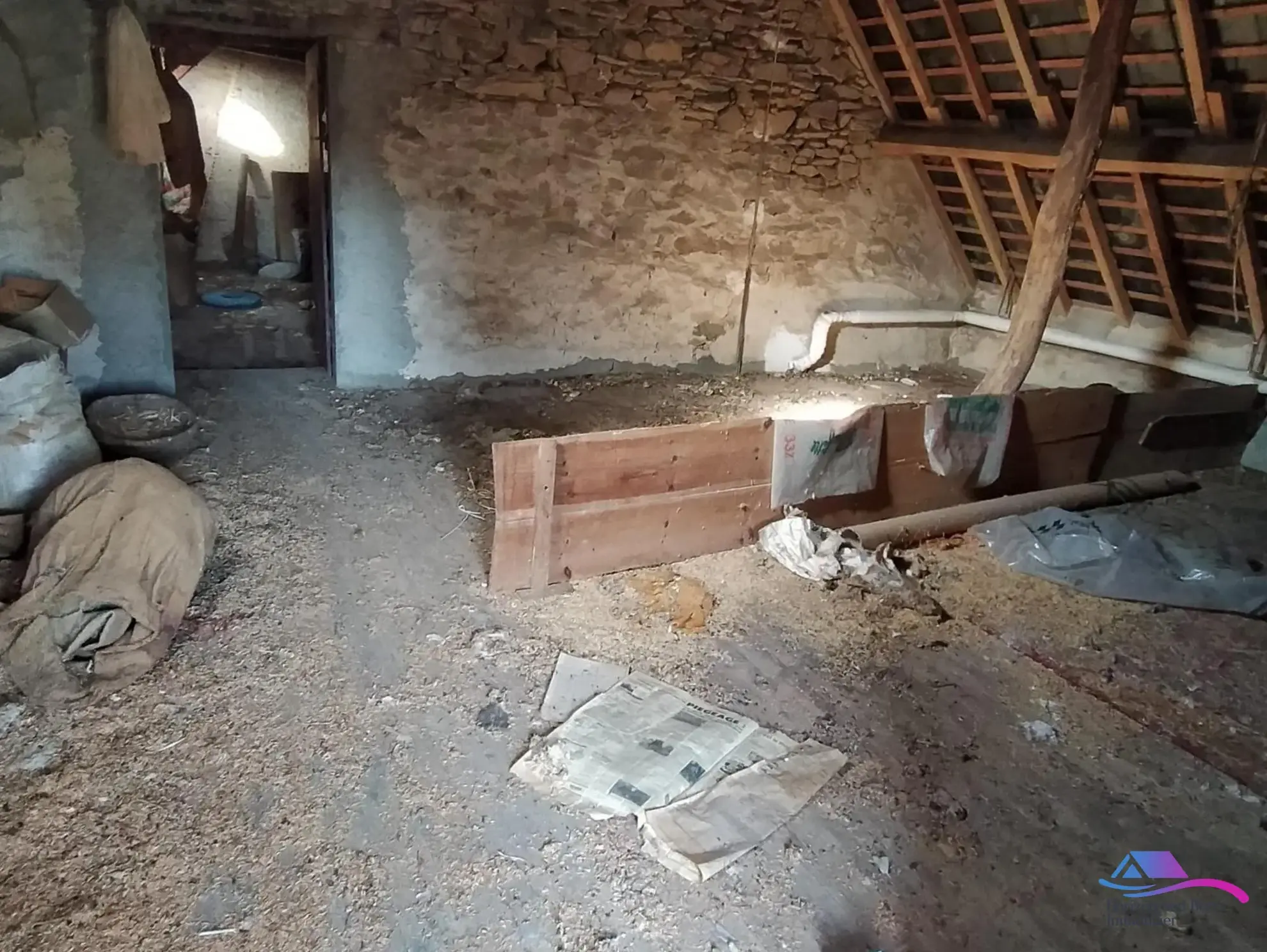 grenier Maison de campagne à rénover avec jardin, calme proche Boussac et Sainte-Sévère-sur-Indre 