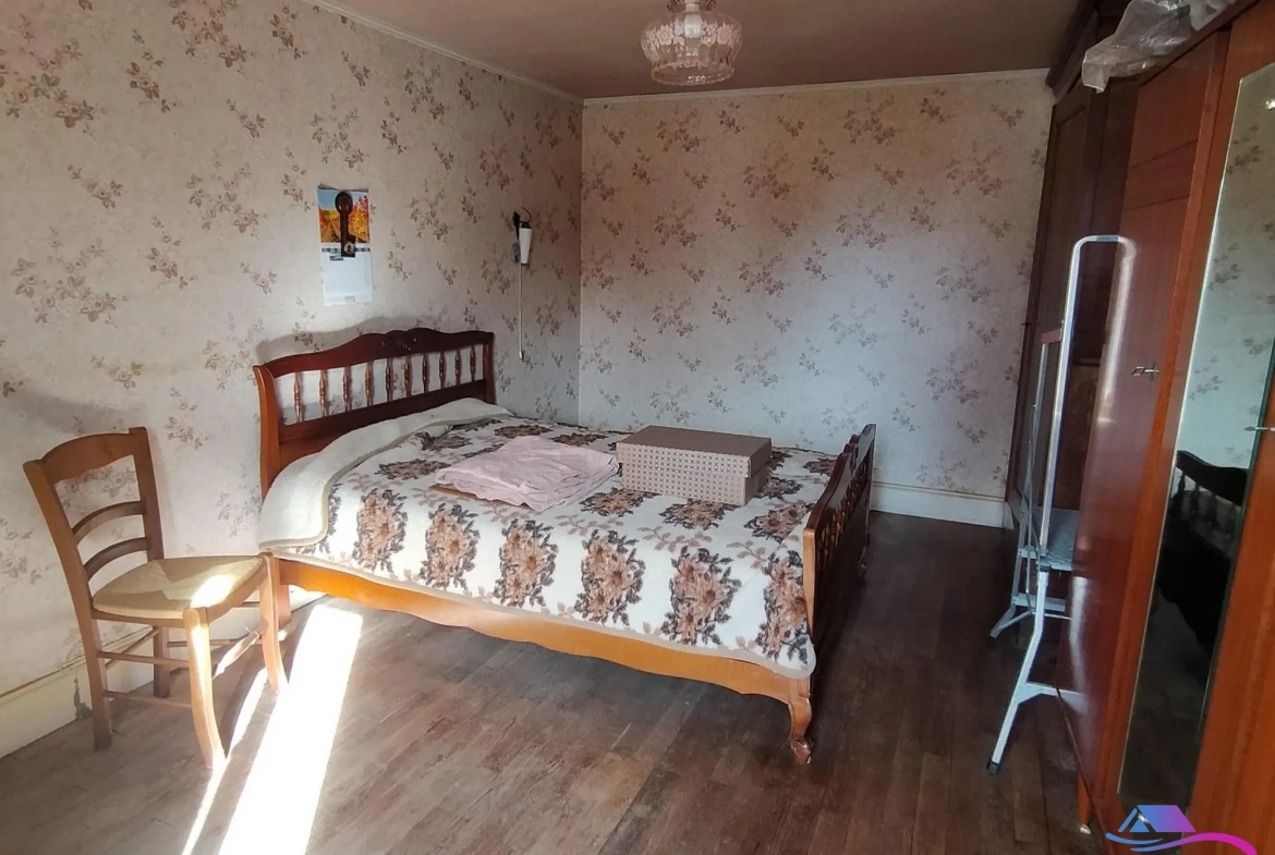 chambre Maison de campagne à rénover avec jardin, calme proche Boussac et Sainte-Sévère-sur-Indre 