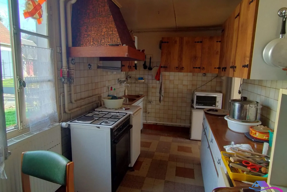 cuisine Maison de campagne à rénover avec jardin, calme proche Boussac et Sainte-Sévère-sur-Indre 