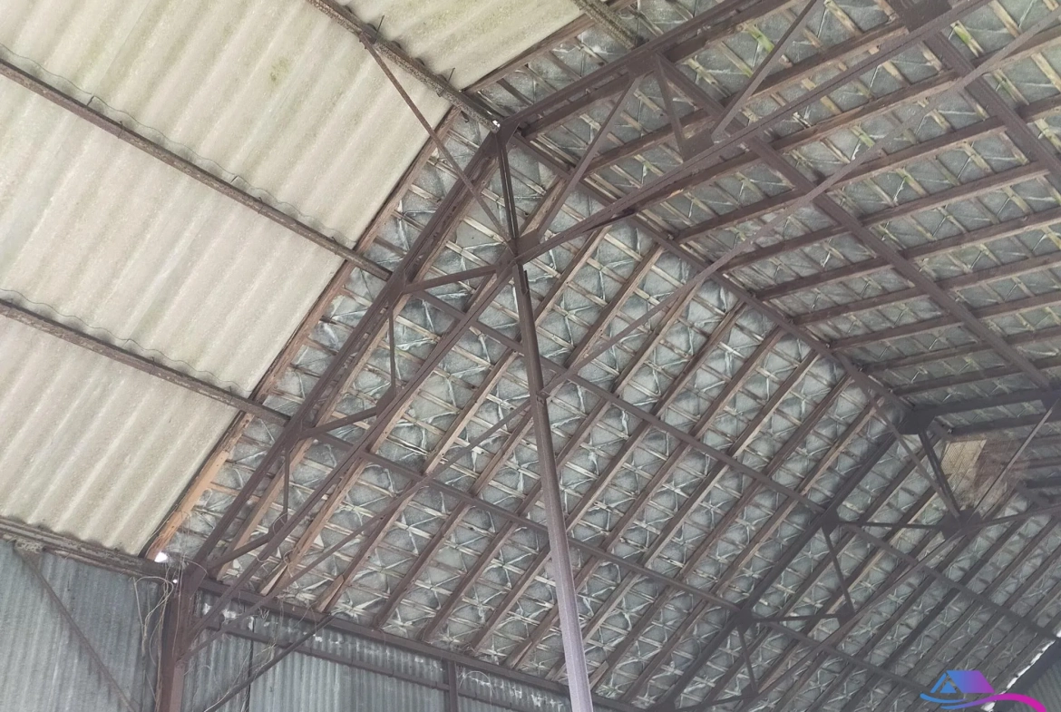 structure hangar Maison de campagne à rénover avec jardin, calme proche Boussac et Sainte-Sévère-sur-Indre 