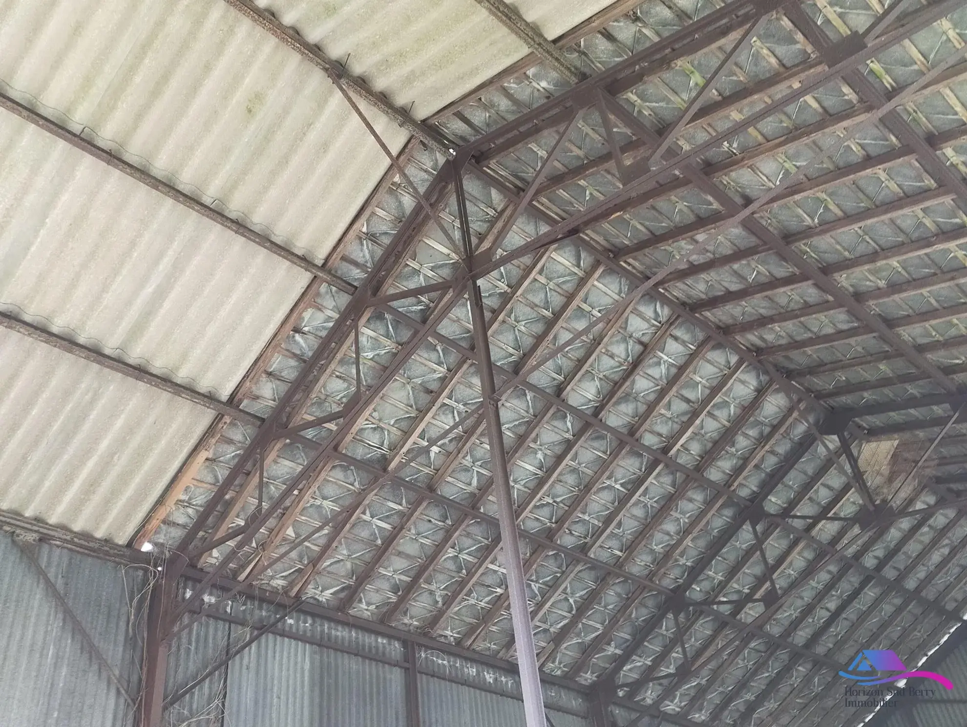 structure hangar Maison de campagne à rénover avec jardin, calme proche Boussac et Sainte-Sévère-sur-Indre 