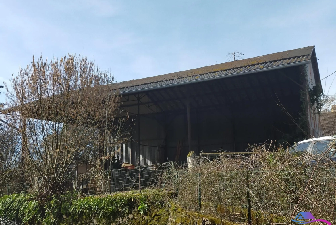 vue hangar Maison de campagne à rénover avec jardin, calme proche Boussac et Sainte-Sévère-sur-Indre 