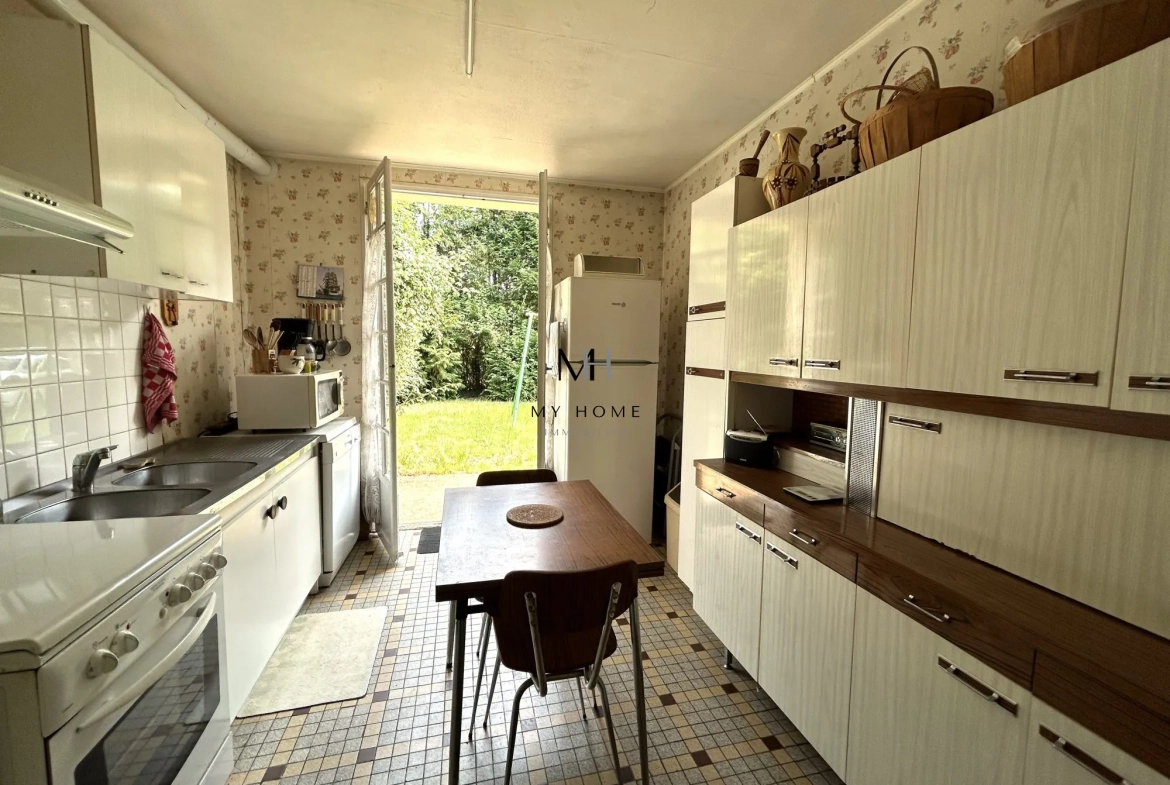 Maison de plain-pied à rénover à Lonrai - 3 chambres, garage, terrain clos 