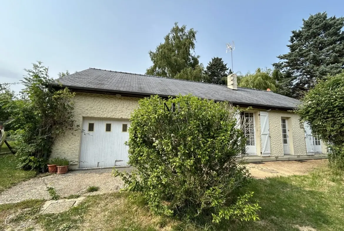 Maison de plain-pied à rénover à Lonrai - 3 chambres, garage, terrain clos 