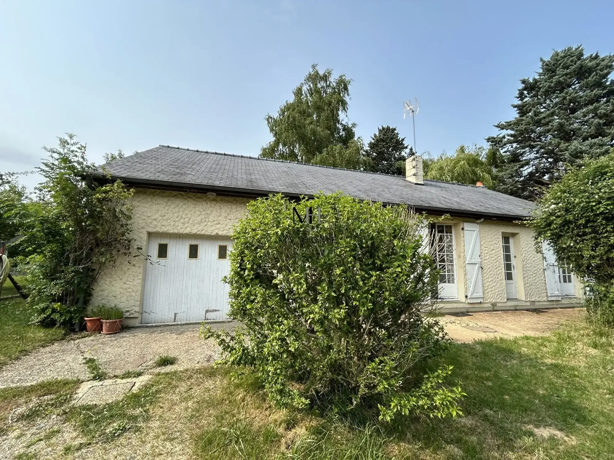 Maison de plain-pied à rénover à Lonrai - 3 chambres, garage, terrain clos 