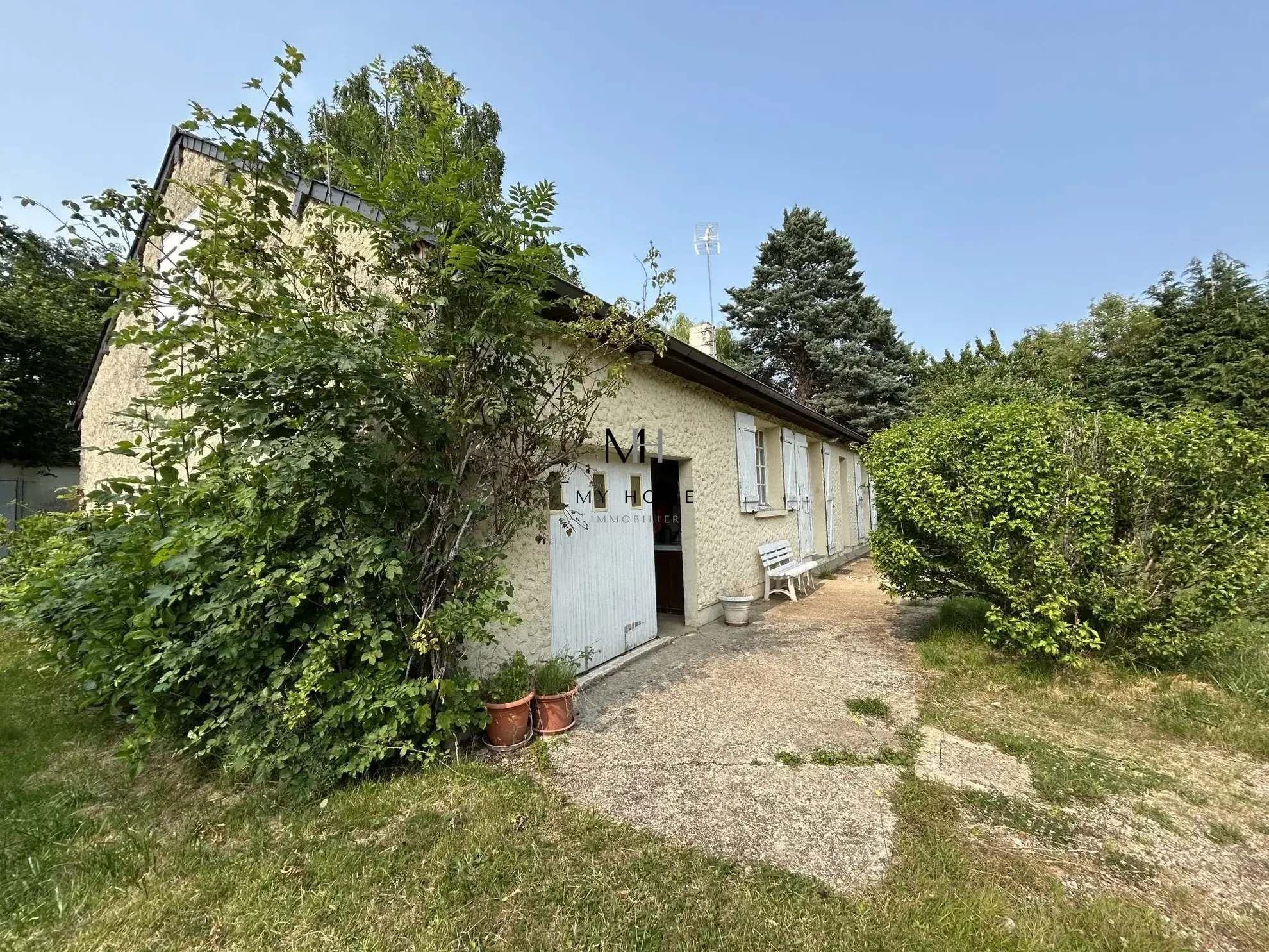 Maison de plain-pied à rénover à Lonrai - 3 chambres, garage, terrain clos 