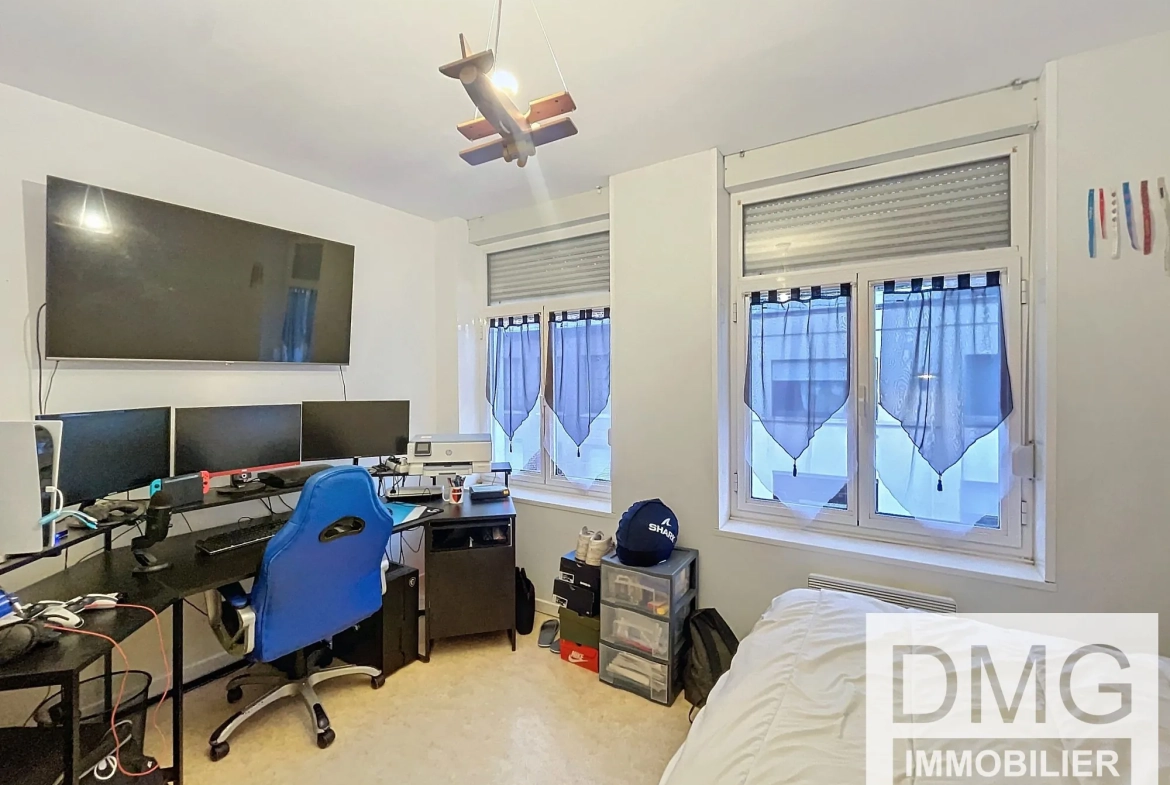 Maison à vendre dans le centre-ville de Steenvoorde, louée, 92 m² avec jardin 