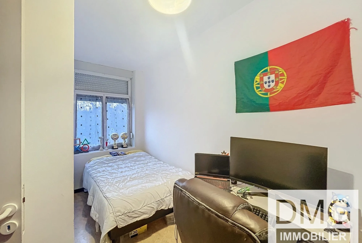 Maison à vendre dans le centre-ville de Steenvoorde, louée, 92 m² avec jardin 