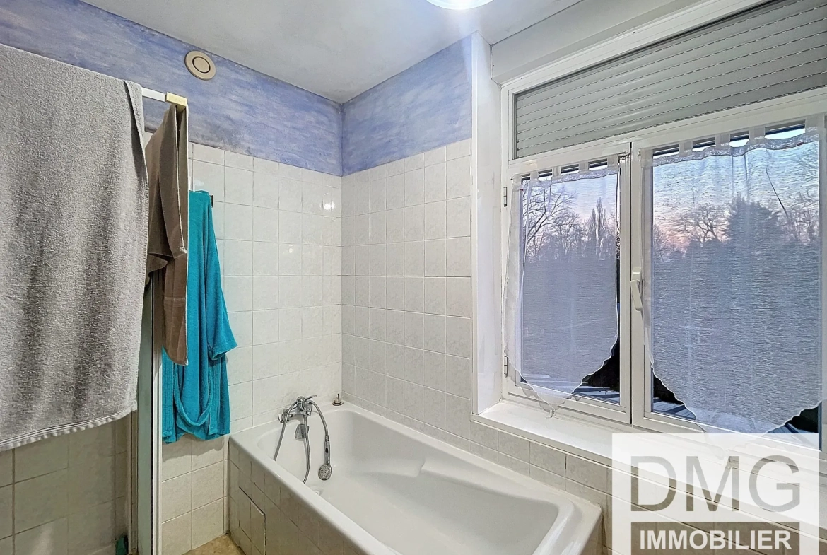 Maison à vendre dans le centre-ville de Steenvoorde, louée, 92 m² avec jardin 