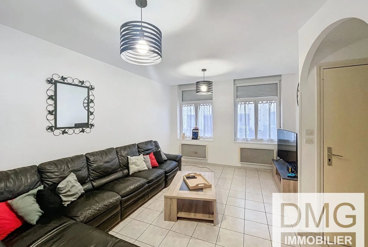 Maison à vendre dans le centre-ville de Steenvoorde, louée, 92 m² avec jardin 
