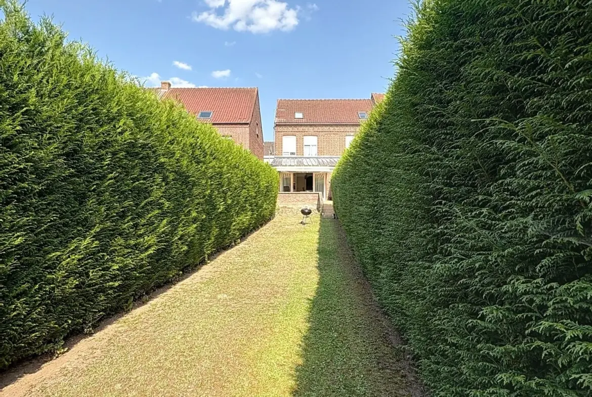 Maison à vendre dans le centre-ville de Steenvoorde, louée, 92 m² avec jardin 