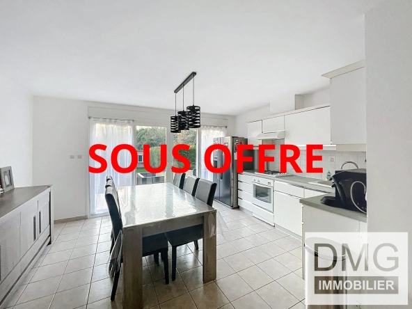 Maison à vendre dans le centre-ville de Steenvoorde, louée, 92 m² avec jardin