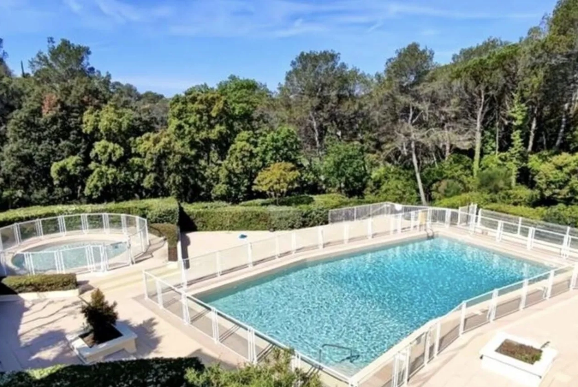 Charmant studio avec terrasse et piscine à Valescure, Saint-Raphaël 