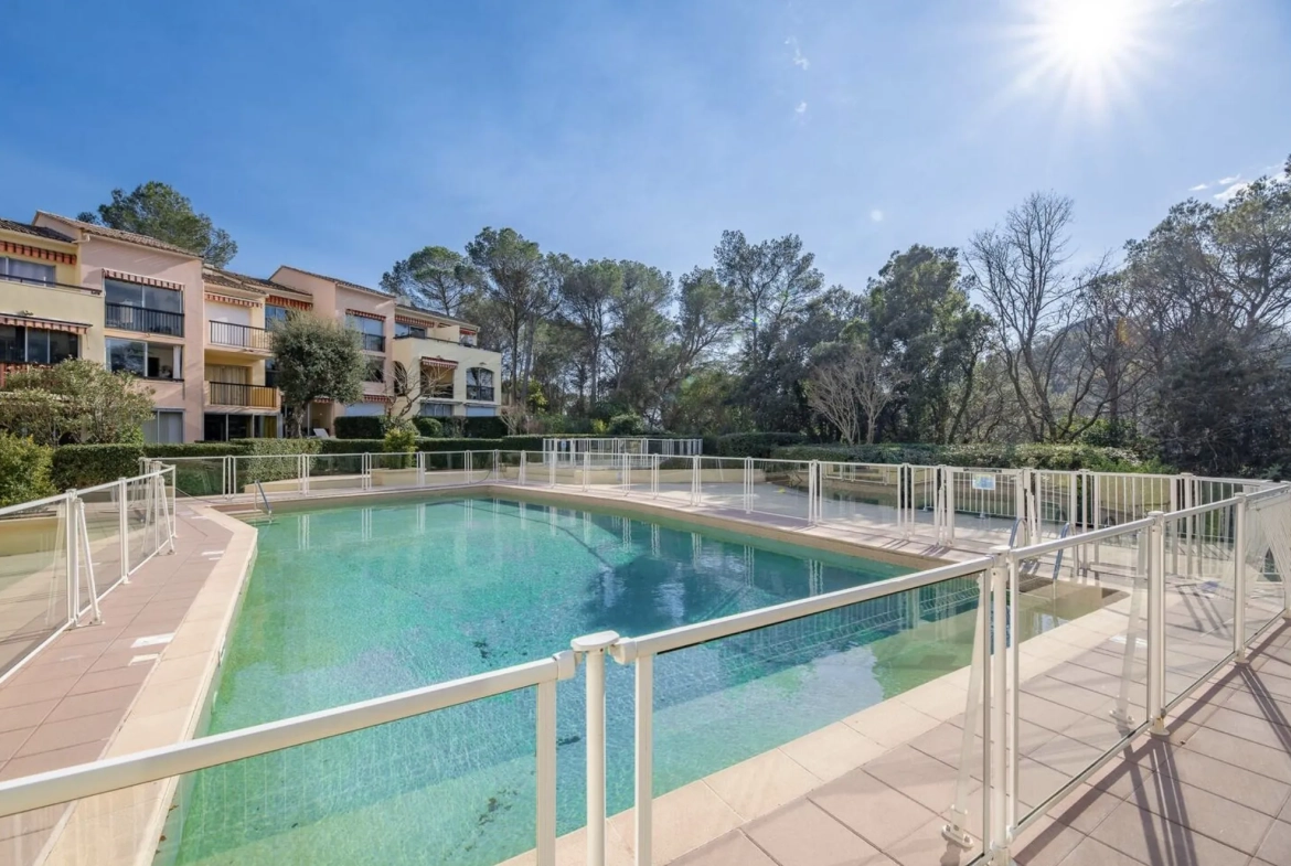 Charmant studio avec terrasse et piscine à Valescure, Saint-Raphaël 