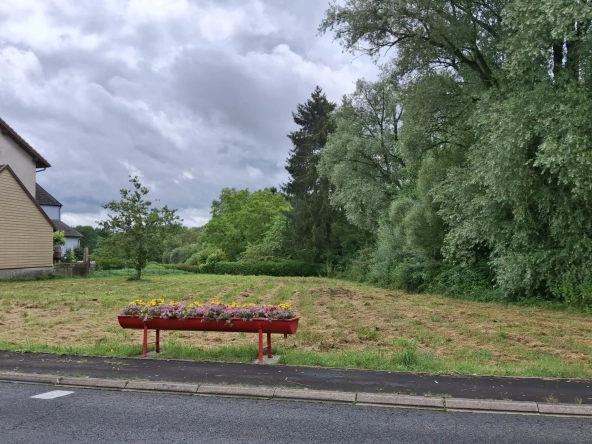 Terrain constructible de 14 ares dans un village calme près de Sarrebourg et Dieuze