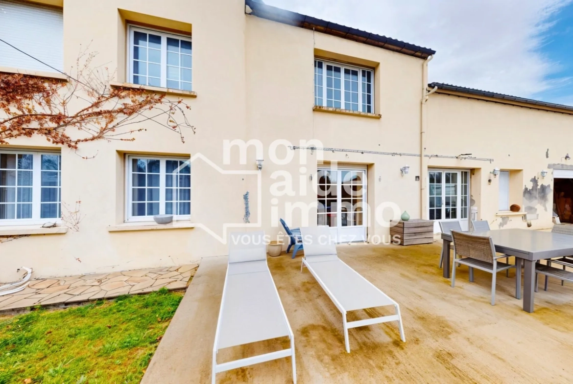 Maison en pierre avec dépendances à Sainte Colombe proche Libourne 