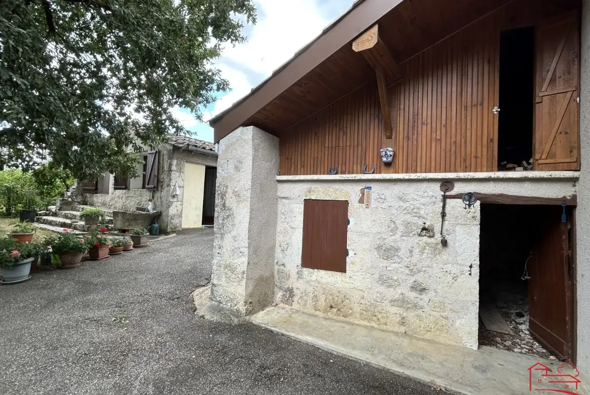 Maison individuelle avec jardin, dépendances et garage à Saint-Robert 47340 