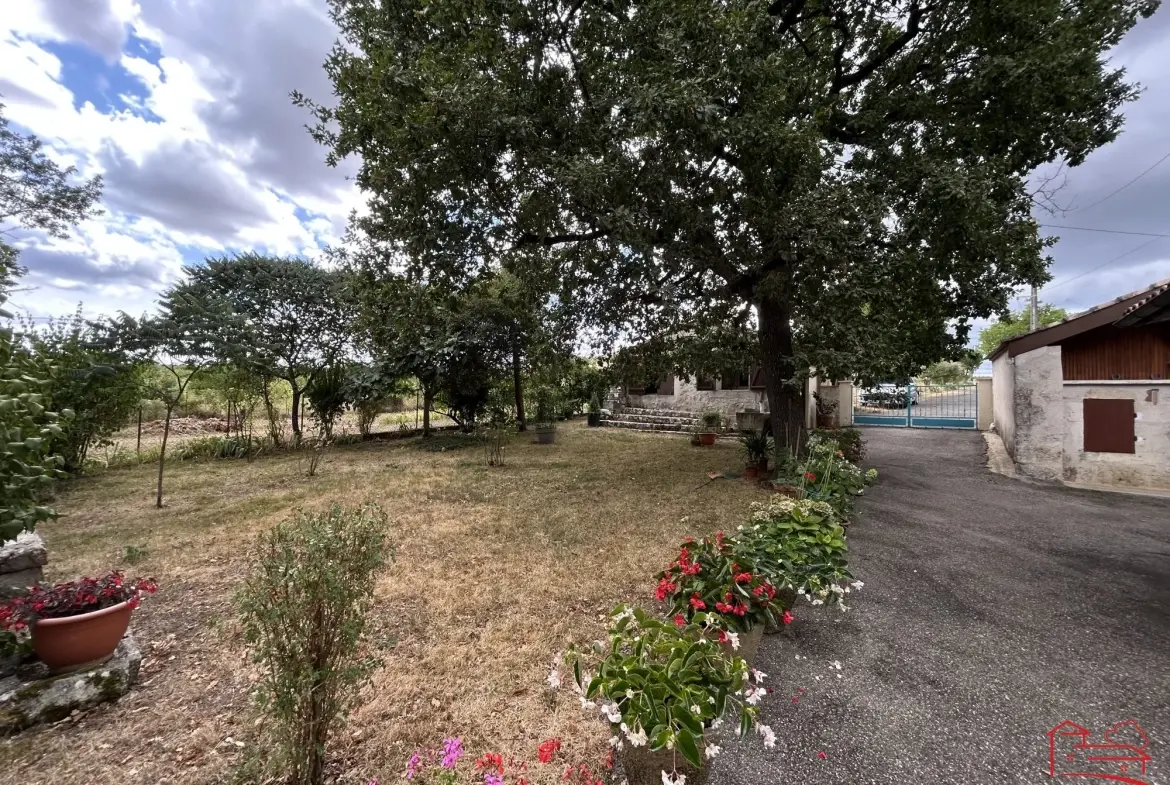 Maison individuelle avec jardin, dépendances et garage à Saint-Robert 47340 